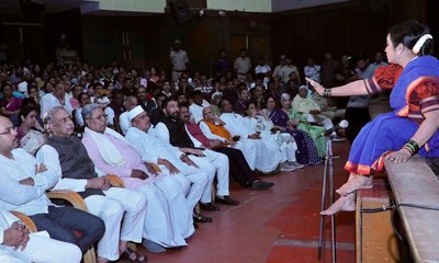 ಉಮಾಶ್ರೀ ಅಭಿನಯದ ‘ಶರ್ಮಿಷ್ಠೆ’ ನಾಟಕ ನೋಡಿ ಆನಂದಿಸಿದ ಸಿಎಂ ಸಿದ್ಧರಾಮಯ್ಯ