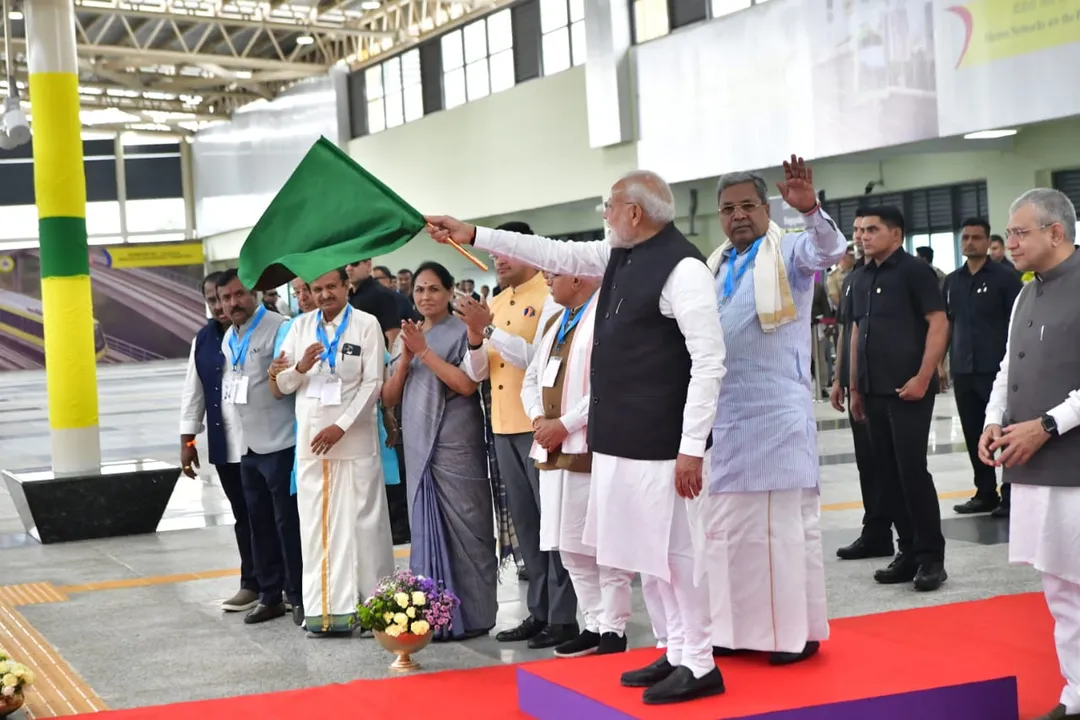 Vande Bharat Train: ವಂದೇ ಭಾರತ್‌ ರೈಲಿಗೆ ಪ್ರಧಾನಿ ಮೋದಿ ಚಾಲನೆ- ಸಿಎಂ ಸಿದ್ದರಾಮಯ್ಯ ಸಾಥ್‌; ಫೋಟೋಗಳು ಇಲ್ಲಿವೆ - Image 6