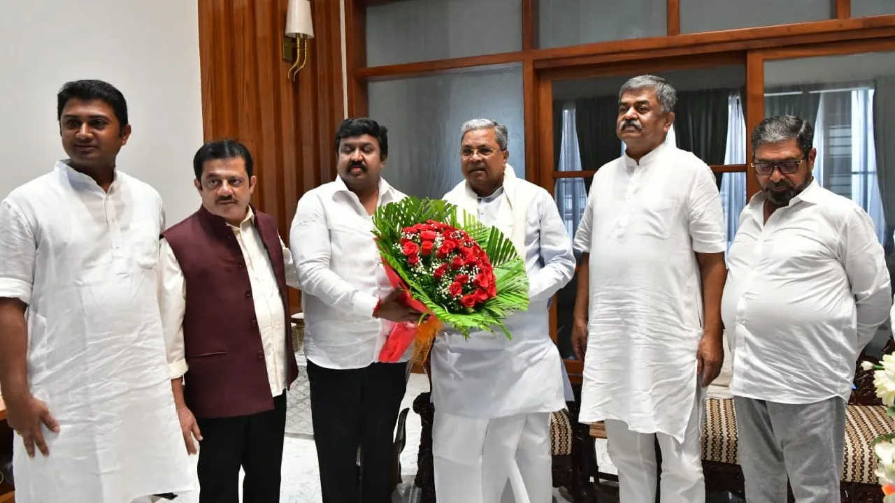 CM Siddaramaiah: ಬಿ.ಕೆ.ಹರಿಪ್ರಸಾದ್ ಜೊತೆ ಸಿಎಂ ಬ್ರೇಕ್‌ಫಾಸ್ಟ್‌ ಮೀಟಿಂಗ್‌- ಮಂಗಳೂರಿನಲ್ಲಿ  ಸೌಹಾರ್ದ ನೆಲೆಸುವ ಕುರಿತು ಚರ್ಚೆ - Image 4