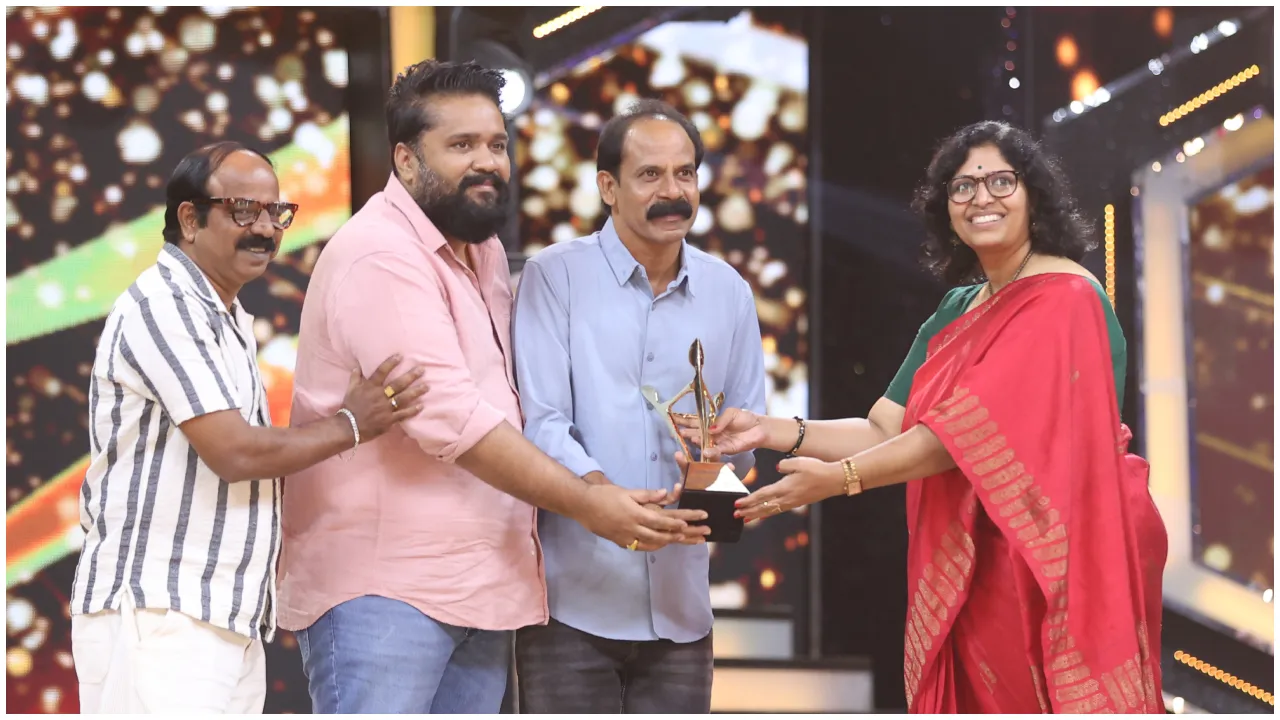 ಕಲರ್ಸ್‌ ಕನ್ನಡ 'ಅನುಬಂಧ ಅವಾರ್ಡ್ಸ್‌': ಕಿರುತೆರೆ ಕಲಾವಿದರ ಸಂಭ್ರಮಕ್ಕೆ ಮೆರುಗು ತುಂಬಿದ ಸ್ಯಾಂಡಲ್‌ವುಡ್‌ ದಿಗ್ಗಜರು - Image 7