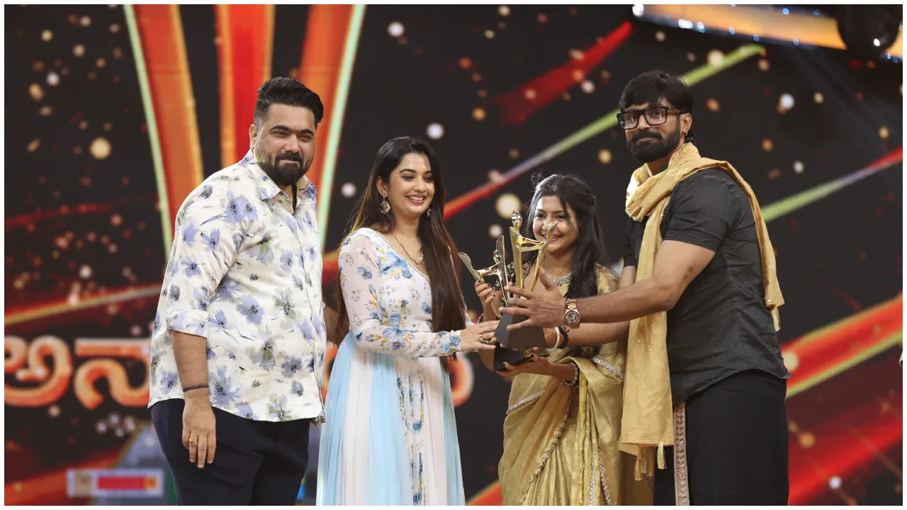 ಕಲರ್ಸ್‌ ಕನ್ನಡ 'ಅನುಬಂಧ ಅವಾರ್ಡ್ಸ್‌': ಕಿರುತೆರೆ ಕಲಾವಿದರ ಸಂಭ್ರಮಕ್ಕೆ ಮೆರುಗು ತುಂಬಿದ ಸ್ಯಾಂಡಲ್‌ವುಡ್‌ ದಿಗ್ಗಜರು - Image 8