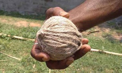 ಬಾಲ್‌ ಎಂದು ಭಾವಿಸಿ ಕ್ರಿಕೆಟ್‌ ಆಡಿದ ಬಾಲಕನಿಗೆ ನಾಡಬಾಂಬ್‌ ಸ್ಫೋಟಿಸಿ ಗಾಯ