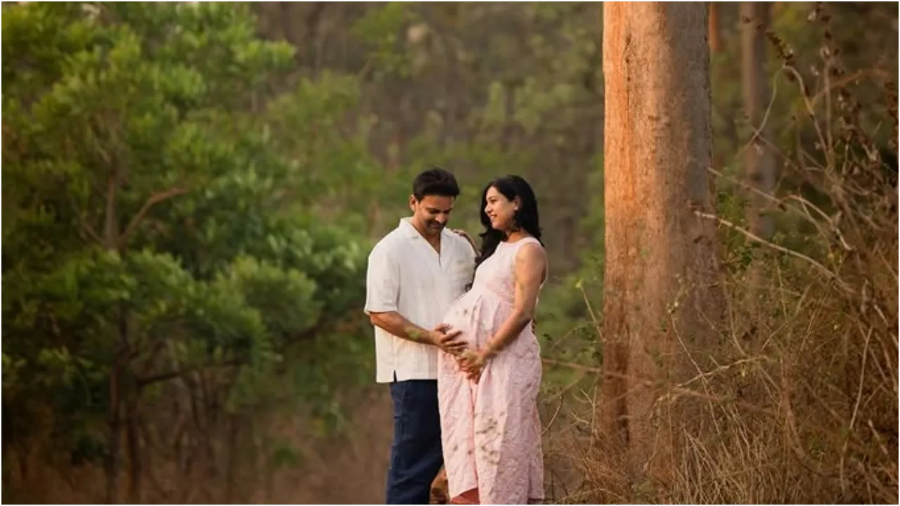 ಬೇಬಿ ಬಂಪ್‌ ಫೋಟೋಗಳನ್ನು ಹಂಚಿಕೊಂಡ ನಟ ಧನಂಜಯ್‌ ಪತ್ನಿ ಧನ್ಯತಾ; ಮಗುವಿನ ನಿರೀಕ್ಷೆಯಲ್ಲಿ ʻಡಾಲಿʼ ದಂಪತಿ - Image 2