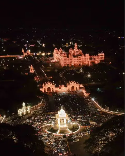 Mysuru Dasara 2025: 3 ಸಾವಿರ ಅತ್ಯಾಕರ್ಷಕ ಡ್ರೋನ್‌ ಪ್ರದರ್ಶನ; ಗಿನ್ನೆಸ್‌ ದಾಖಲೆ ಬರೆದ ಈ ಬಾರಿಯ ದಸರಾ - Image 2