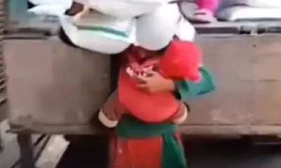 ಅಮ್ಮನ ಪ್ರೀತಿಗೆ ಸರಿಸಾಟಿ ಇಲ್ಲ: ಮಗು ಬೆನ್ನಿಗೆ ಕಟ್ಟಿ ಚೀಲ ಹೊರುವ ತಾಯಿ