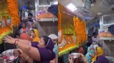 ರೈಲನ್ನು ದೇವಾಲಯವಾಗಿ ಪರಿವರ್ತಿಸಿದ ಪ್ರಯಾಣಿಕರು: ವಿಡಿಯೊ ವೈರಲ್