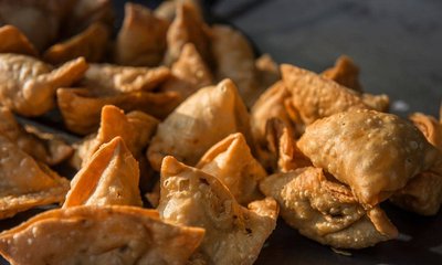 ಸಮೋಸಾ ವಿಚಾರಕ್ಕೆ ಜಗಳ; ಹೋಟೆಲ್ ಮಾಲಕನ ಬೆರಳೇ ಕಟ್‌