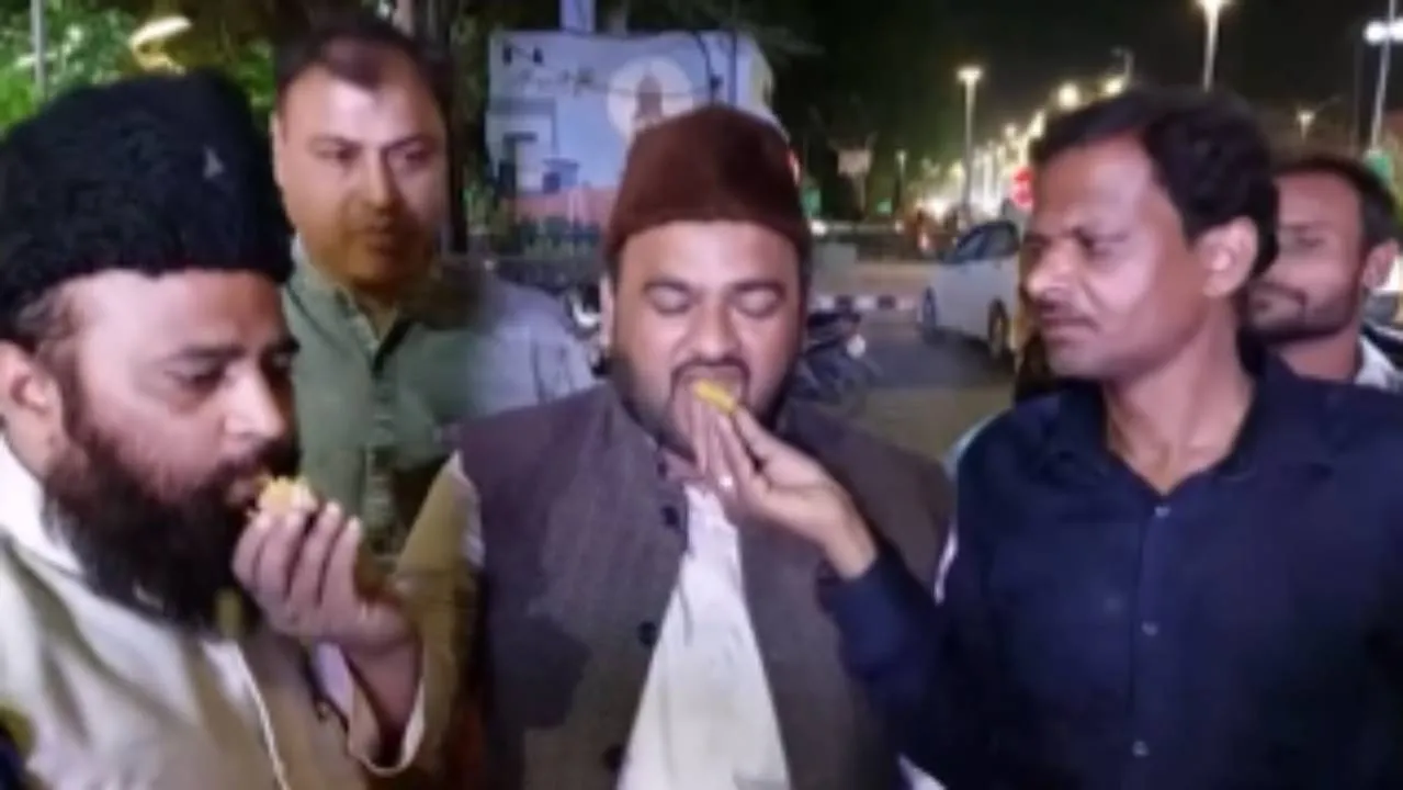 Waqf Bill: ವಕ್ಫ್ ತಿದ್ದುಪಡಿ ಮಸೂದೆ ಅಂಗೀಕಾರ- ಪಟಾಕಿ ಸಿಡಿಸಿ, ಸಿಹಿ ಹಂಚಿ ಸಂಭ್ರಮಿಸಿ ಮುಸಲ್ಮಾನರು! ವಿಡಿಯೊ ಇದೆ