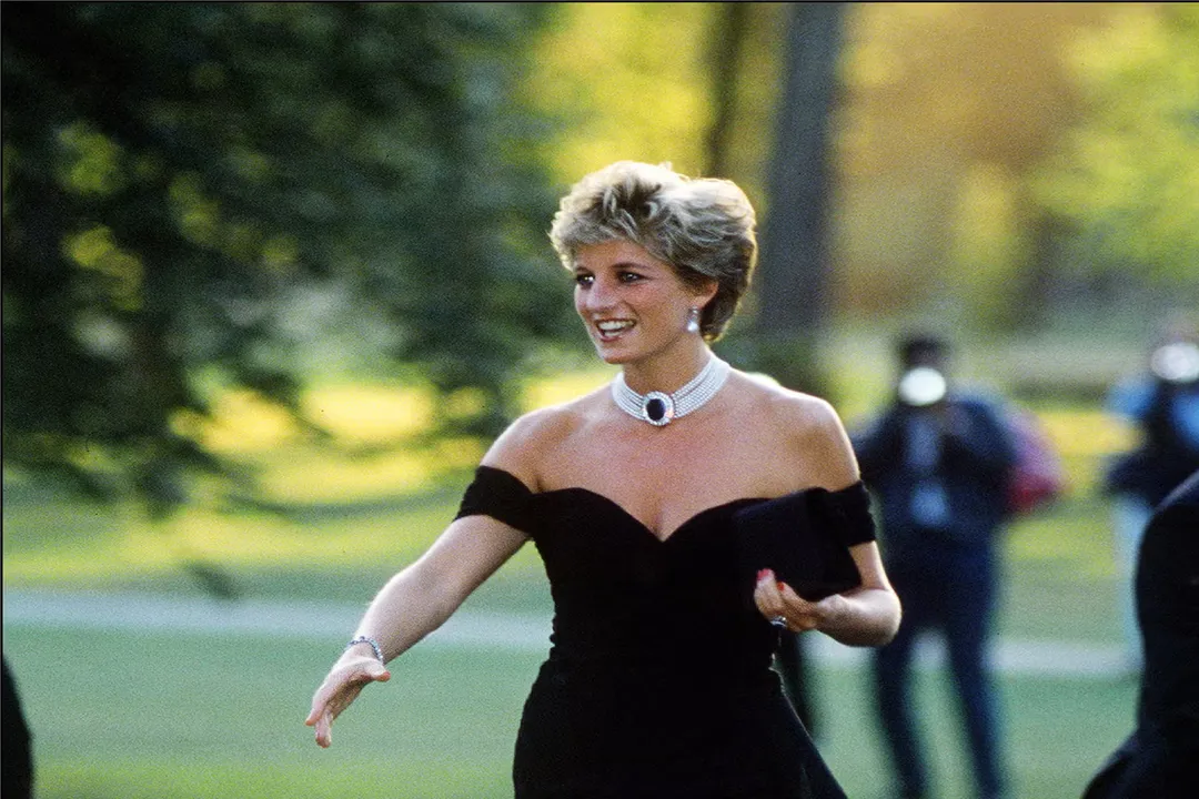 Dakota Johnson: ಟ್ರಾನ್ಸ್‌ಪರೆಂಟ್‌ ಬಟ್ಟೆ ಧರಿಸಿ ಪಡ್ಡೆ ಹುಡುಗರ ಟೆಂಪರೇಚರ್‌ ಹೆಚ್ಚಿಸಿದ ಸ್ಟಾರ್‌ ನಟಿ- ಫೋಟೋಗಳು ಇಲ್ಲಿವೆ - Image 8