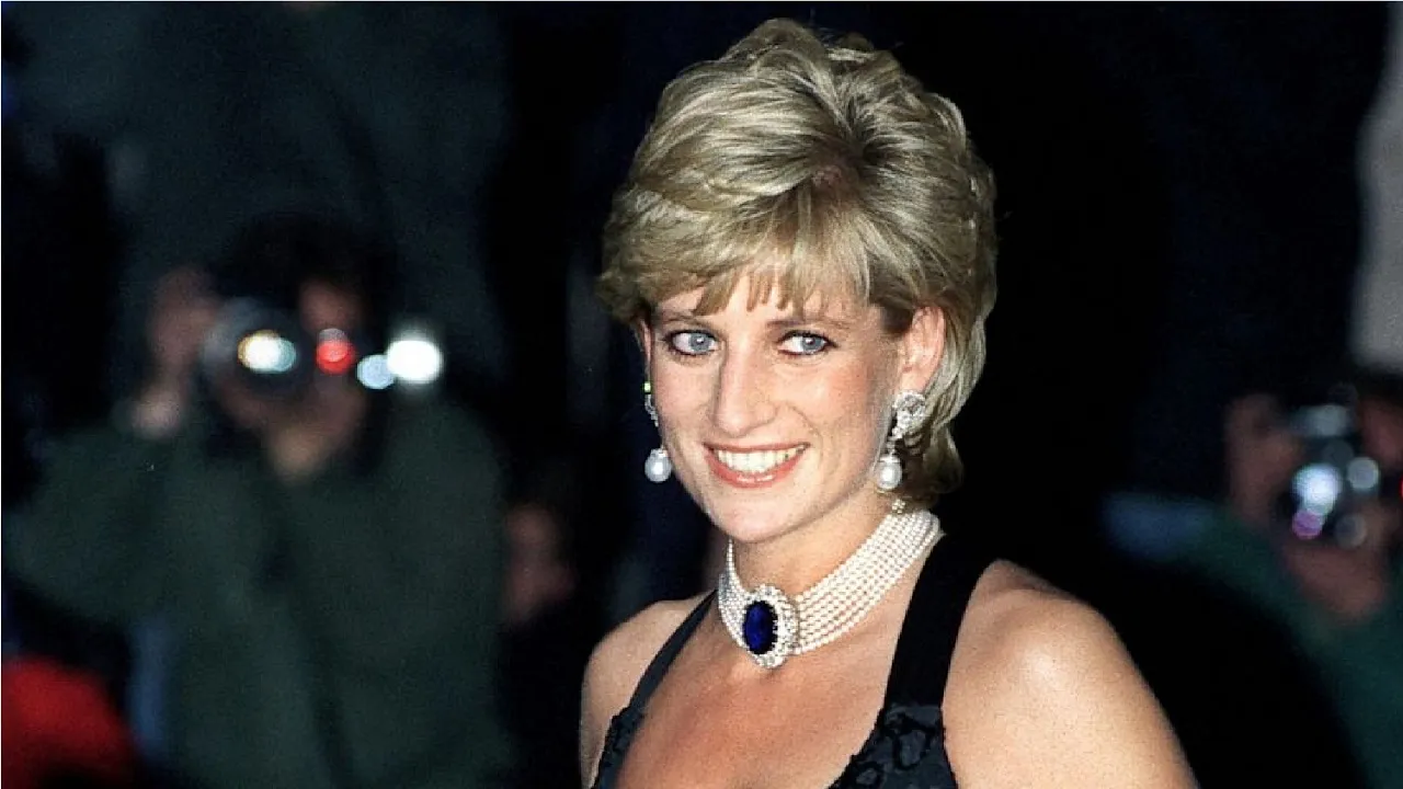 Dakota Johnson: ಟ್ರಾನ್ಸ್‌ಪರೆಂಟ್‌ ಬಟ್ಟೆ ಧರಿಸಿ ಪಡ್ಡೆ ಹುಡುಗರ ಟೆಂಪರೇಚರ್‌ ಹೆಚ್ಚಿಸಿದ ಸ್ಟಾರ್‌ ನಟಿ- ಫೋಟೋಗಳು ಇಲ್ಲಿವೆ - Image 9