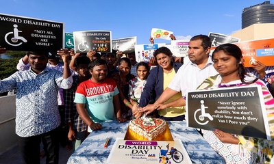 ಕೇಕ್ ಕತ್ತರಿಸಿ ಅಂಗವೈಕಲ್ಯ ವ್ಯಕ್ತಿಗಳ ದಿನ ಆಚರಣೆ