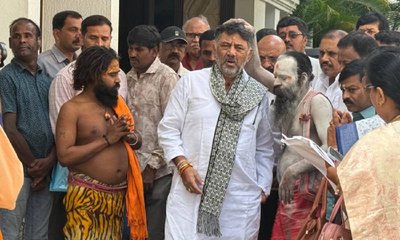 ಡಿಕೆ ಶಿವಕುಮಾರ್‌ ಮನೆಗೆ ನಾಗಾ ಸಾಧುಗಳ ಭೇಟಿ, ಏನಂತ ಆಶೀರ್ವದಿಸಿದ್ರು?