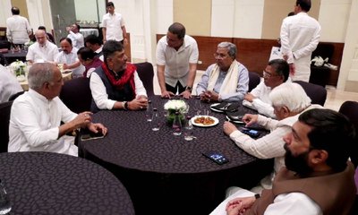 ಡಿಕೆ ಶಿವಕುಮಾರ್‌ ಡಿನ್ನರ್‌ ಪಾರ್ಟಿ, ಸಿಎಂ ಸಹಿತ ಎಲ್ಲ ಶಾಸಕರು ಹಾಜರ್