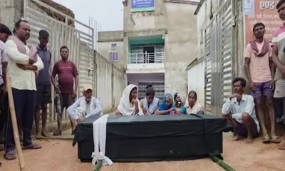 ಚಿಕಿತ್ಸೆಗಾಗಿ ಹಣ ನೀಡದ ಬ್ಯಾಂಕ್ ವಿರುದ್ಧ ಪ್ರತಿಭಟನೆ