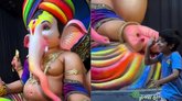 ಭಕ್ತರಿಗೆ ಕೈಯಾರೆ ಲಡ್ಡು ನೀಡಿ ಆಶೀರ್ವದಿಸಿದ ಗಣೇಶ