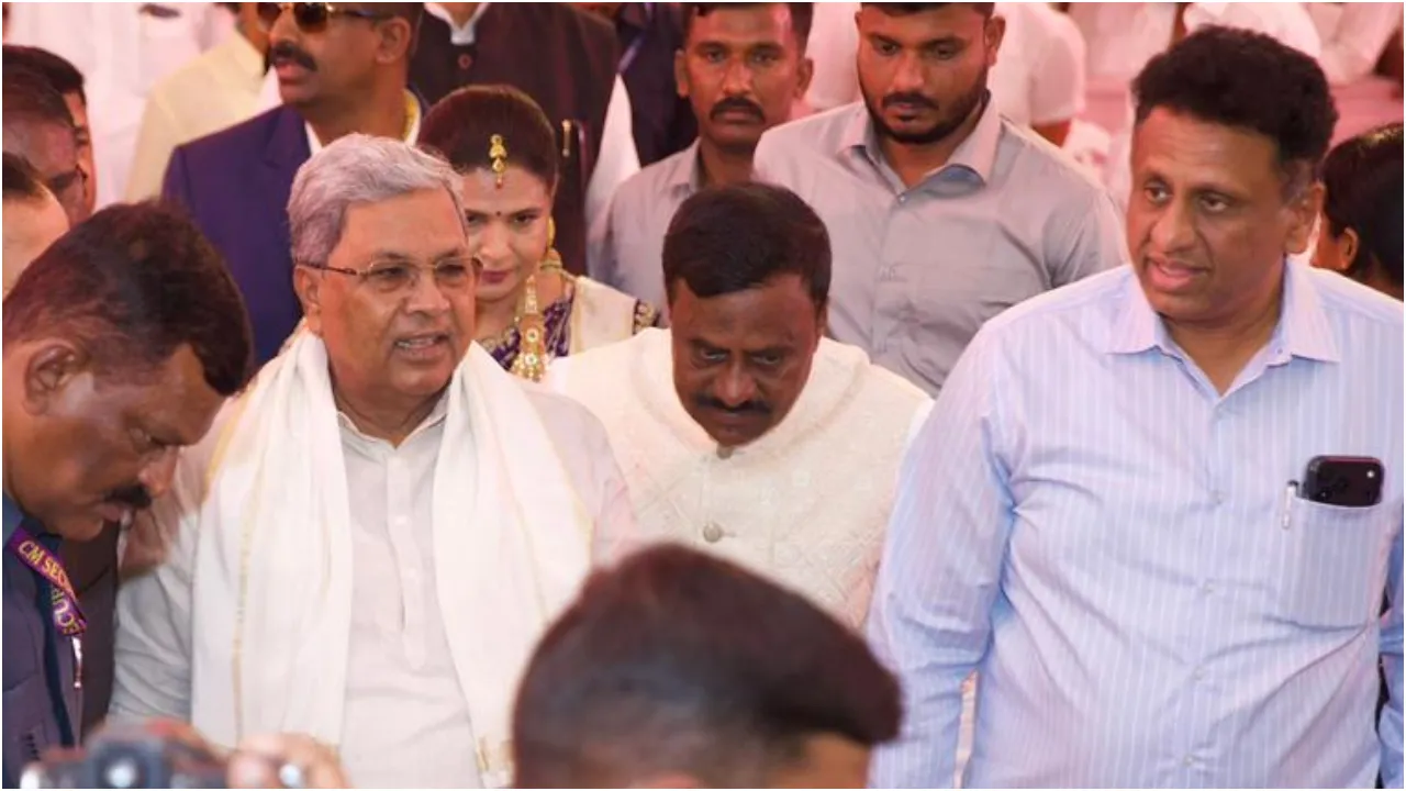 Photos: ಗುಬ್ಬಿ ಶಾಸಕ ಶ್ರೀನಿವಾಸ್ ಪುತ್ರ, ನಟ ದುಷ್ಯಂತ್ - ರಚನಾ ಮದುವೆ ಆರತಕ್ಷತೆಯಲ್ಲಿ ಸಿದ್ದರಾಮಯ್ಯ ಭಾಗಿ; ನವಜೋಡಿಗೆ ಸಿಎಂ ಶುಭ ಹಾರೈಕೆ - Image 1