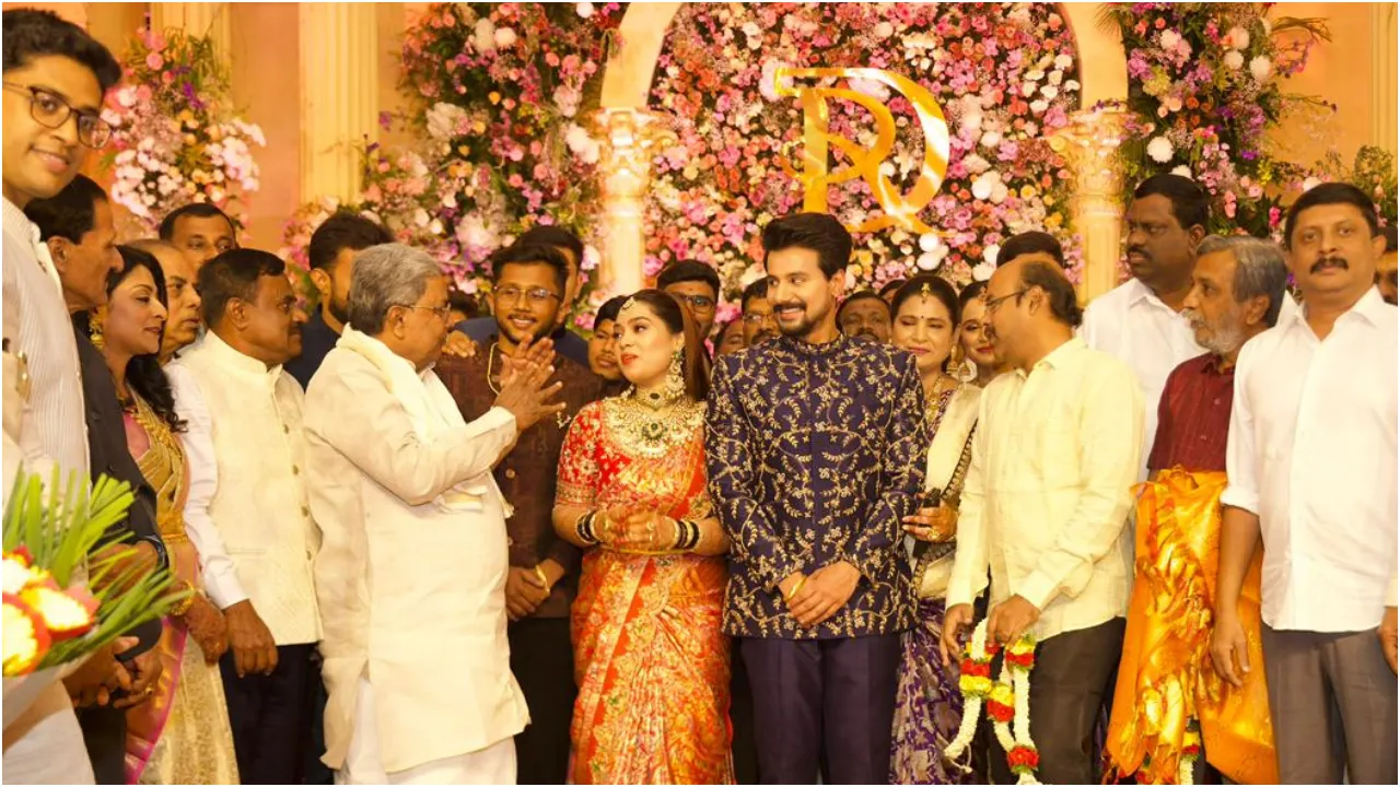Photos: ಗುಬ್ಬಿ ಶಾಸಕ ಶ್ರೀನಿವಾಸ್ ಪುತ್ರ, ನಟ ದುಷ್ಯಂತ್ - ರಚನಾ ಮದುವೆ ಆರತಕ್ಷತೆಯಲ್ಲಿ ಸಿದ್ದರಾಮಯ್ಯ ಭಾಗಿ; ನವಜೋಡಿಗೆ ಸಿಎಂ ಶುಭ ಹಾರೈಕೆ - Image 3