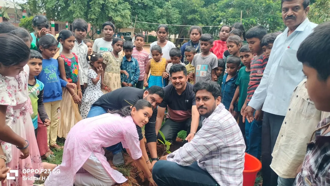 Gauribidanur News: ಪುಸ್ತಕ ವಿತರಣೆ ಹಾಗೂ ಸಸಿಗಳು ನೆಟ್ಟುವ ಕಾರ್ಯಕ್ರಮಕ್ಕೆ ಚಾಲನೆ