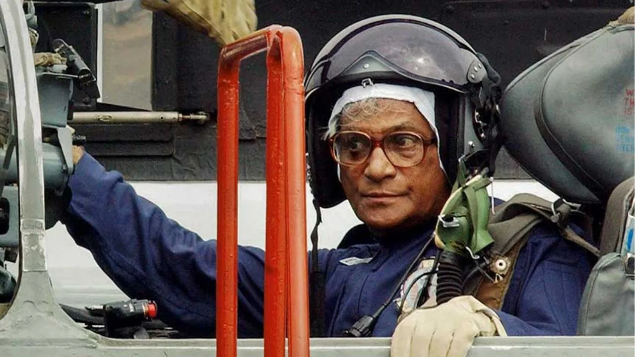 Fighter Jets: ಫೈಟರ್ ಜೆಟ್‌ಗಳಲ್ಲಿ ಹಾರಾಟ ನಡೆಸಿದ ಭಾರತೀಯ ನಾಯಕರು - Image 9