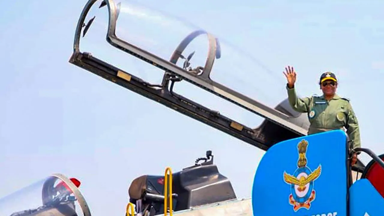 Fighter Jets: ಫೈಟರ್ ಜೆಟ್‌ಗಳಲ್ಲಿ ಹಾರಾಟ ನಡೆಸಿದ ಭಾರತೀಯ ನಾಯಕರು - Image 2