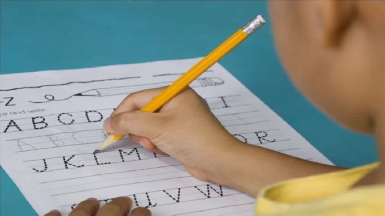 Improve Kids Handwriting: ಮಕ್ಕಳು ದುಂಡಗೆ, ಮುತ್ತು ಪೋಣಿಸಿದಂತೆ ಬರೆಯಬೇಕೆ? ಈ ಟಿಪ್ಸ್ ಫಾಲೋ ಮಾಡಿ
