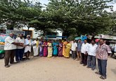 ನವೀನ್ ಕಿರಣ್ ಹುಟ್ಟುಹಬ್ಬ; ವ್ಯಾಪಾರಿಗಳಿಗೆ ಹಣ್ಣು, ಬ್ರೆಡ್ ವಿತರಣೆ