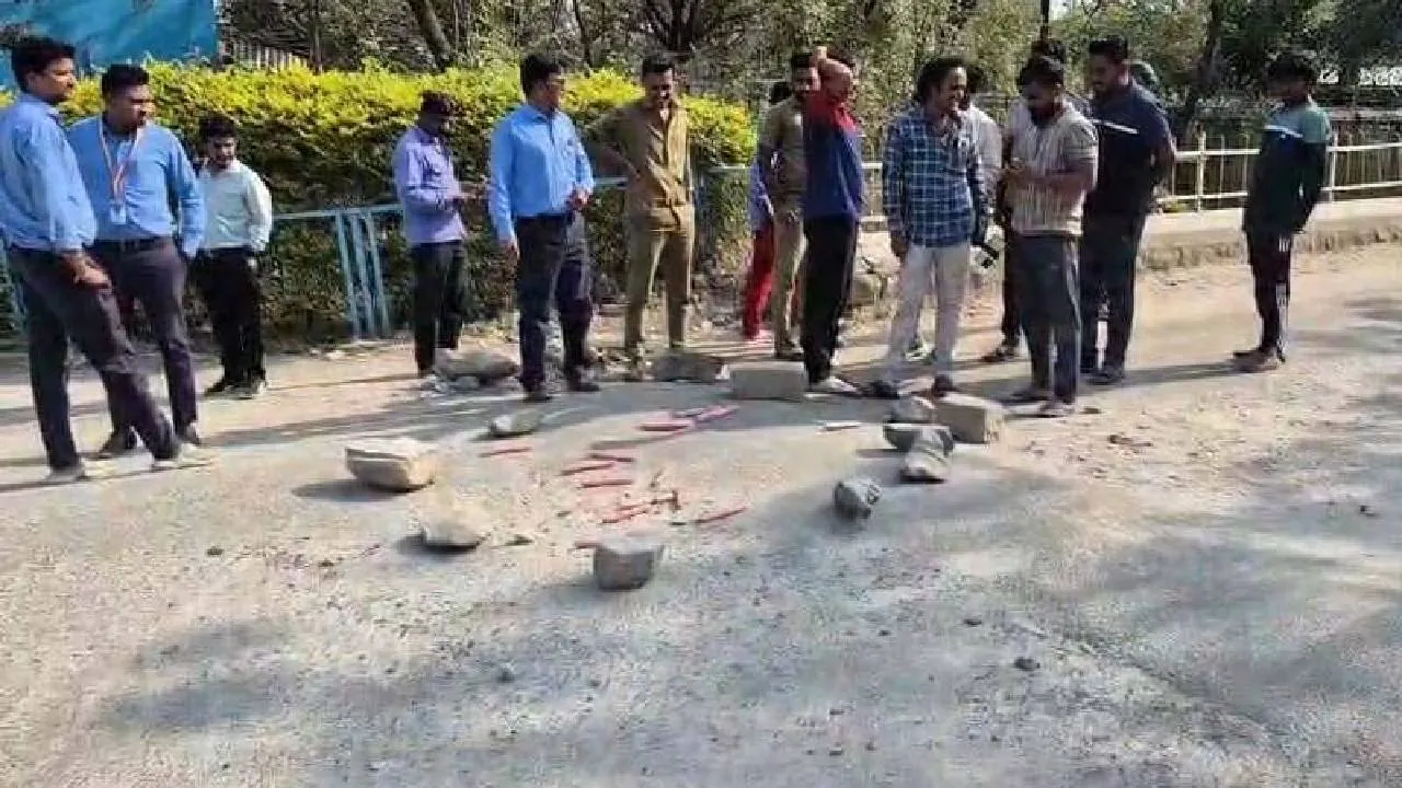 Hatti Gold Mine: ಹಟ್ಟಿ ಚಿನ್ನದ ಗಣಿ ಮುಖ್ಯದ್ವಾರದ ಬಳಿ 15ಕ್ಕೂ ಹೆಚ್ಚು ಸ್ಫೋಟಕಗಳ ಪತ್ತೆ