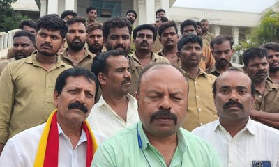 ಹೊರಗುತ್ತಿಗೆ ನೌಕರರನ್ನು ಖಾಯಂಗೊಳಿಸಿ ನಿಯಮಾವಳಿಯಂತೆ ವೇತನ ಪಾವತಿ ಮಾಡಿ