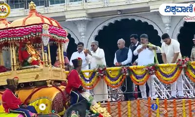 ಚಾಮುಂಡೇಶ್ವರಿ ತಾಯಿಗೆ ಸಿಎಂ ಪುಷ್ಪಾರ್ಚನೆ, ದಸರಾ ಜಂಬೂಸವಾರಿ ಆರಂಭ
