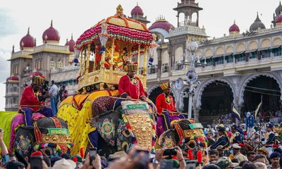 ಜಂಬೂ ಸವಾರಿಯೊಂದಿಗೆ ಮೈಸೂರು ದಸರಾ ಸಂಪನ್ನ, ತಳ್ಳಾಟದಲ್ಲಿ ಕೆಲವರು ಅಸ್ವಸ್ಥ