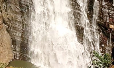 ಜಲಪಾತದ ಸೊಬಗು, ಮನಸೋತ ಪ್ರವಾಸಿಗ