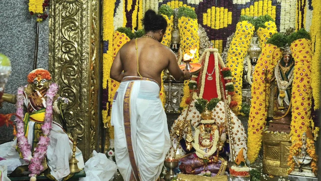 Bengaluru Karaga 2025: ಐತಿಹಾಸಿಕ ಬೆಂಗಳೂರು ಕರಗ ಶಕ್ತ್ಯೋತ್ಸವ ಮೆರವಣಿಗೆಯ ಝಲಕ್‌ ಹೇಗಿತ್ತು ಗೊತ್ತಾ? ಫೋಟೋಗಳು ಇಲ್ಲಿವೆ - Image 1