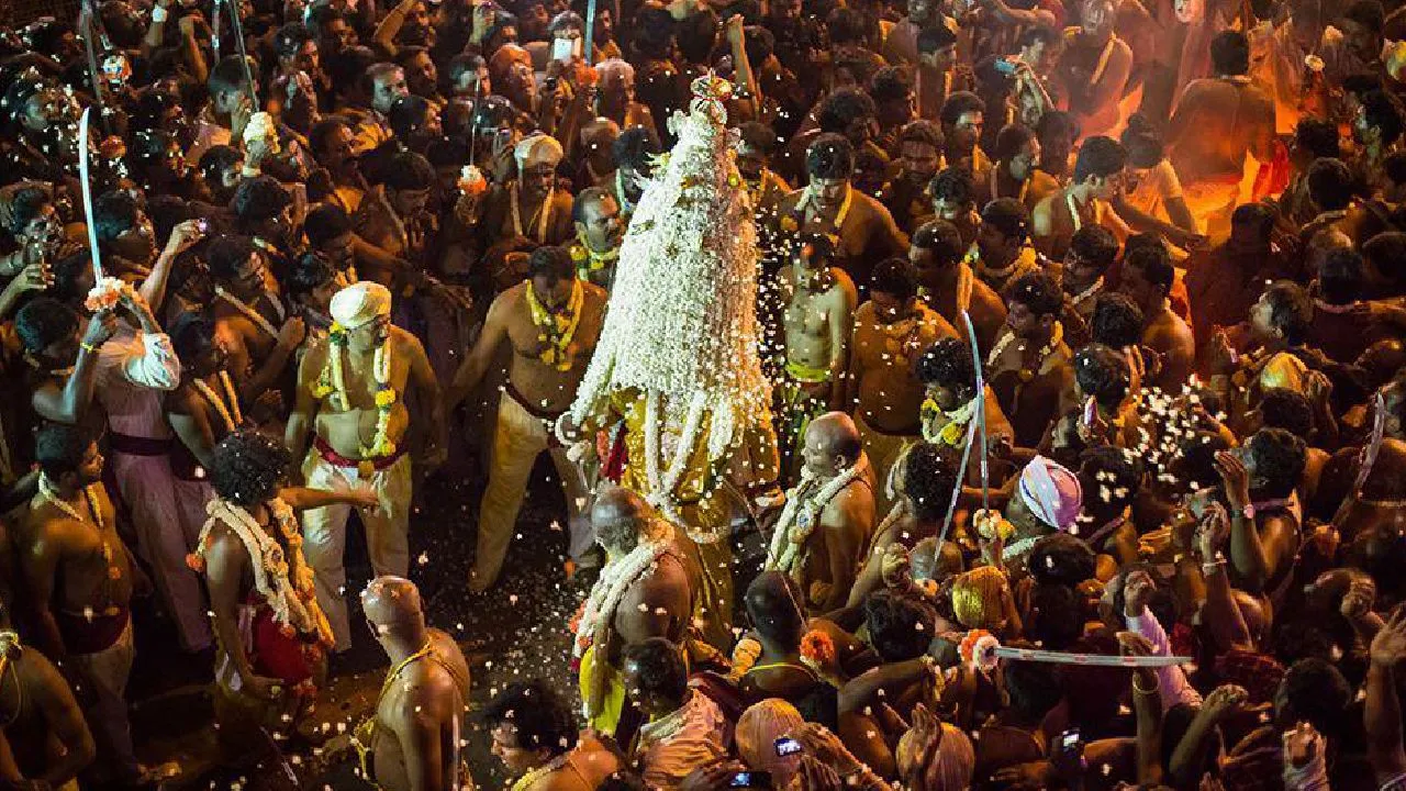 Bengaluru Karaga 2025: ಐತಿಹಾಸಿಕ ಬೆಂಗಳೂರು ಕರಗ ಶಕ್ತ್ಯೋತ್ಸವ ಮೆರವಣಿಗೆಯ ಝಲಕ್‌ ಹೇಗಿತ್ತು ಗೊತ್ತಾ? ಫೋಟೋಗಳು ಇಲ್ಲಿವೆ - Image 2