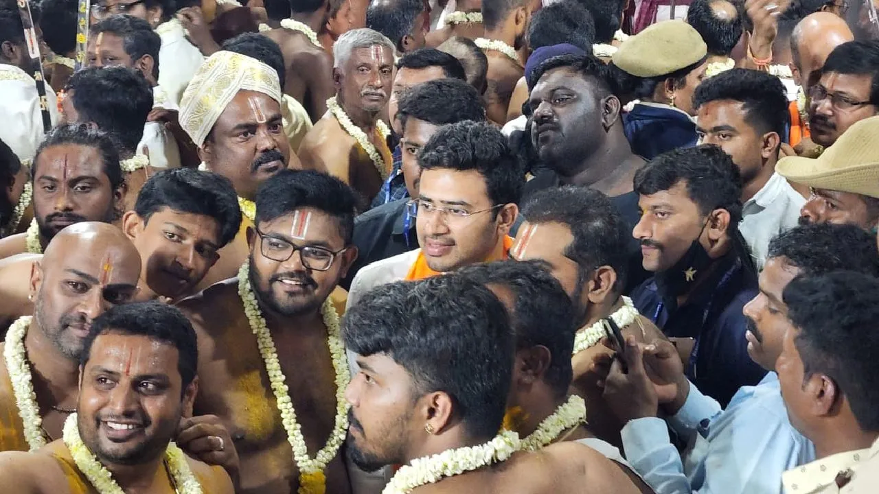 Bengaluru Karaga 2025: ಐತಿಹಾಸಿಕ ಬೆಂಗಳೂರು ಕರಗ ಶಕ್ತ್ಯೋತ್ಸವ ಮೆರವಣಿಗೆಯ ಝಲಕ್‌ ಹೇಗಿತ್ತು ಗೊತ್ತಾ? ಫೋಟೋಗಳು ಇಲ್ಲಿವೆ - Image 5