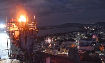 ಮಧುರೈನಲ್ಲಿ ಕಾರ್ತಿಗೈ ದೀಪಂ ಗಲಾಟೆ