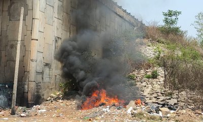 ಪರಿಸರ ಕಾಳಜಿ ಮರೆತು :  ಕಸಕ್ಕೆ ಬೆಂಕಿ ಹಾಕಿದ ನಗರಸಭೆ ಸಿಬ್ಬಂದಿ