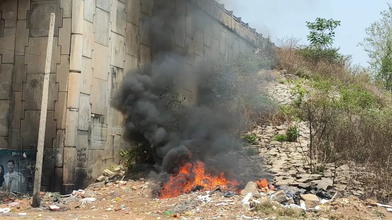 ದಟ್ಟ ಮತ್ತು ಕೆಟ್ಟ ಹೊಗೆಯಿಂದ ಪರದಾಡಿದ ಸಾರ್ವಜನಿಕರಿಂದ ಹಿಡಿಶಾಪ