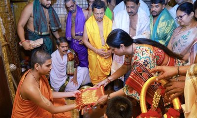 ಉಡುಪಿ ಕೃಷ್ಣ ಮಠಕ್ಕೆ ಲಕ್ಷ್ಮೀ ಹೆಬ್ಬಾಳಕರ್ ಭೇಟಿ