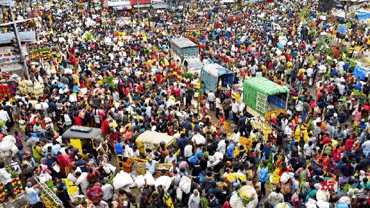 Ganesh Chaturthi: ಗಣೇಶ ಹಬ್ಬದ ಖರೀದಿ ಜೋರು, ತುಂಬಿ ತುಳುಕಿದ ಕೆಆರ್‌ ಮಾರ್ಕೆಟ್‌