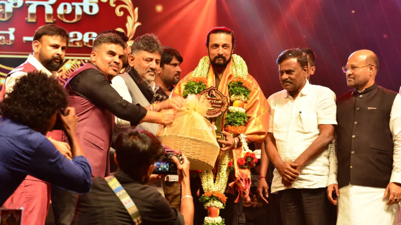 ಇತಿಹಾಸ ಸೃಷ್ಟಿಸಿದ ʻಕುಣಿಗಲ್ ಉತ್ಸವʼ; 35 ಸಾವಿರ ಜನರ ಎದುರು ʻಕಿಚ್ಚʼ ಸುದೀಪ್‌ಗೆ ಸನ್ಮಾನಿಸಿದ ಡಿ.ಕೆ. ಶಿವಕುಮಾರ್‌ - Image 2