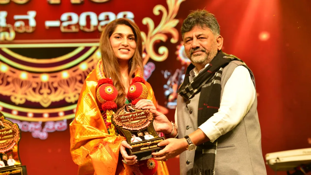 ಇತಿಹಾಸ ಸೃಷ್ಟಿಸಿದ ʻಕುಣಿಗಲ್ ಉತ್ಸವʼ; 35 ಸಾವಿರ ಜನರ ಎದುರು ʻಕಿಚ್ಚʼ ಸುದೀಪ್‌ಗೆ ಸನ್ಮಾನಿಸಿದ ಡಿ.ಕೆ. ಶಿವಕುಮಾರ್‌ - Image 7