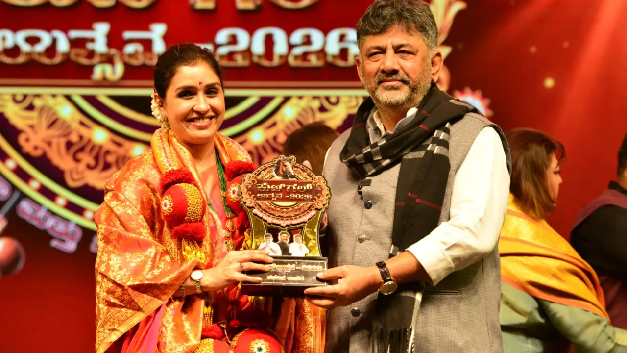 ಇತಿಹಾಸ ಸೃಷ್ಟಿಸಿದ ʻಕುಣಿಗಲ್ ಉತ್ಸವʼ; 35 ಸಾವಿರ ಜನರ ಎದುರು ʻಕಿಚ್ಚʼ ಸುದೀಪ್‌ಗೆ ಸನ್ಮಾನಿಸಿದ ಡಿ.ಕೆ. ಶಿವಕುಮಾರ್‌ - Image 9