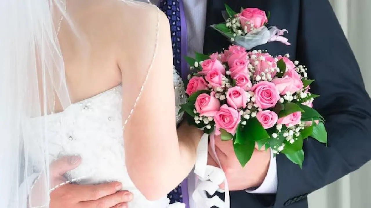 Viral Video: ಕಿಸ್‌ ಕೊಡಲು ಬಂದ ವಧುವಿಗೆ ಈ ವರ ಮಾಡಿದ್ದೇನು? ತಮಾಷೆಗೂ ಒಂದು ಮೀತಿ ಬೇಡ್ವಾ ಎಂದ ನೆಟ್ಟಿಗರು