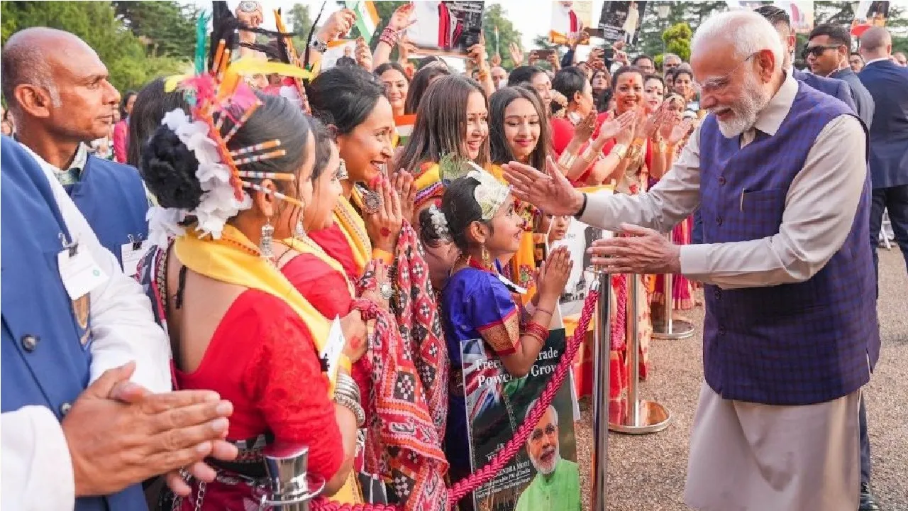 PM Modi: ಪ್ರಧಾನಿ ಮೋದಿಗೆ ಭಾರತೀಯ ಸಮುದಾಯದಿಂದ ಲಂಡನ್‌ನಲ್ಲಿ ಭವ್ಯ ಸ್ವಾಗತ - Image 4
