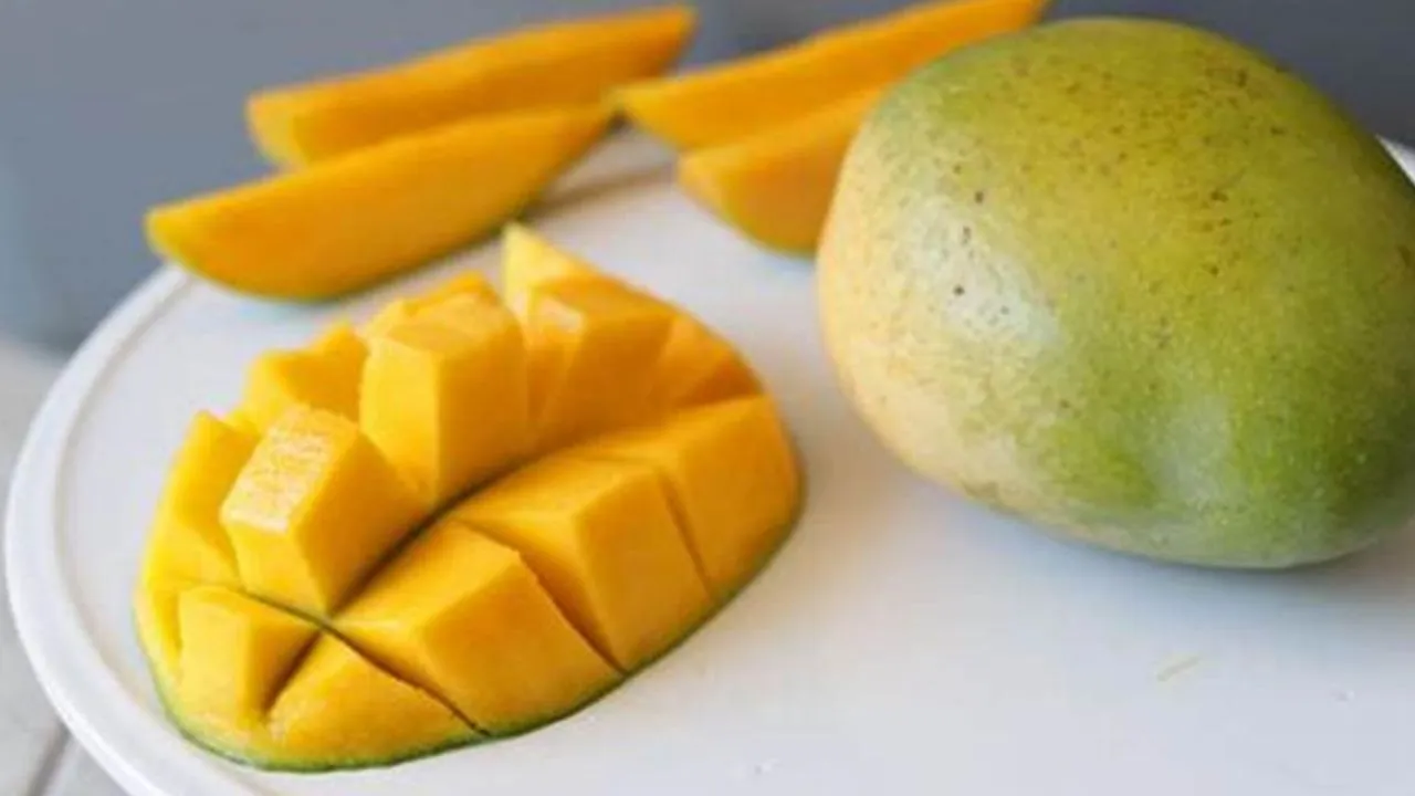 ನೈಸರ್ಗಿಕವಾಗಿ ಮಾಗಿದ ಮಾವಿನ ಹಣ್ಣನ್ನು ಗುರುತಿಸಬೇಕೆ? ಈ ಸುಲಭ ವಿಧಾನ ಫಾಲೋ ಮಾಡಿ - Image 5