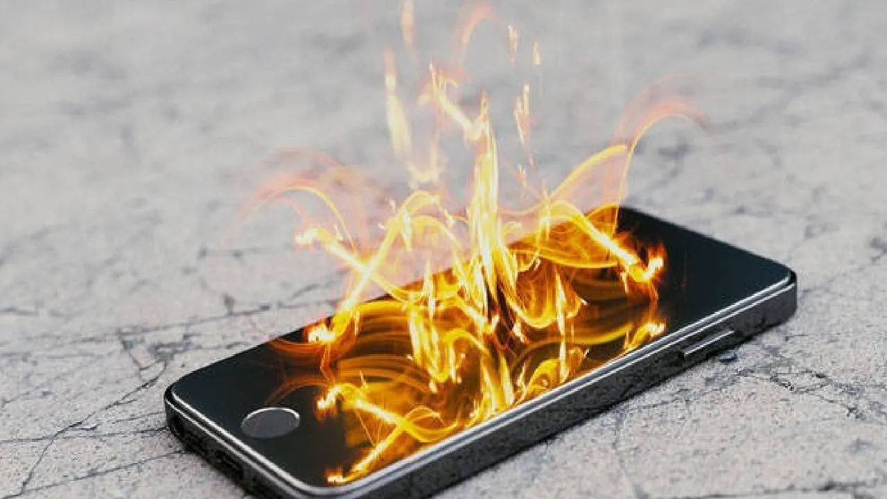 Viral Video: ಸ್ಮಾರ್ಟ್‍ಫೋನ್ ಬಳಕೆದಾರರೇ ಎಚ್ಚರ; ಇಲ್ಲಿದೆ ನೋಡಿ ಒಂದು ಶಾಕಿಂಗ್‌ ಸುದ್ದಿ!