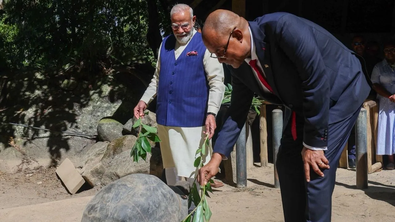 ಸೆಶೆಲ್ಸ್ ಸಸ್ಯೋದ್ಯಾನದಲ್ಲಿ ದೈತ್ಯ ಆಮೆಗಳನ್ನು ಭೇಟಿಯಾದ ಪ್ರಧಾನಿ ನರೇಂದ್ರ ಮೋದಿ; ಫೋಟೊ ಇಲ್ಲಿದೆ - Image 3