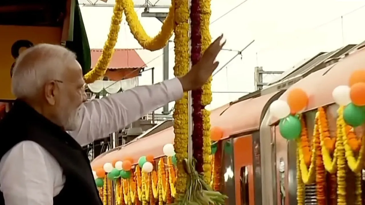 Vande Bharat Train: ವಂದೇ ಭಾರತ್‌ ರೈಲಿಗೆ ಪ್ರಧಾನಿ ಮೋದಿ ಚಾಲನೆ- ಸಿಎಂ ಸಿದ್ದರಾಮಯ್ಯ ಸಾಥ್‌; ಫೋಟೋಗಳು ಇಲ್ಲಿವೆ - Image 2