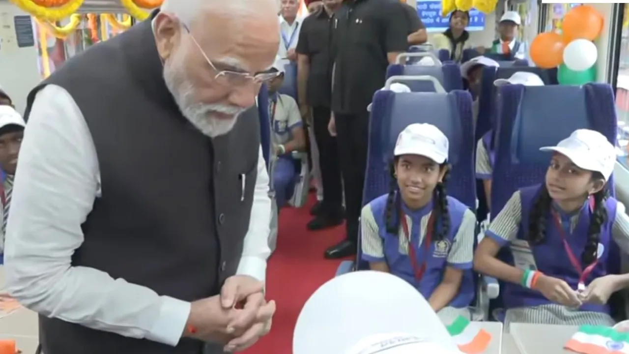 Vande Bharat Train: ವಂದೇ ಭಾರತ್‌ ರೈಲಿಗೆ ಪ್ರಧಾನಿ ಮೋದಿ ಚಾಲನೆ- ಸಿಎಂ ಸಿದ್ದರಾಮಯ್ಯ ಸಾಥ್‌; ಫೋಟೋಗಳು ಇಲ್ಲಿವೆ - Image 4