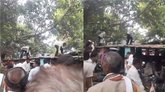 ಬೈಕ್‍ನಲ್ಲಿದ್ದ ಹಣದ ಚೀಲ ಎತ್ತಿಕೊಂಡ ಮಂಗ!